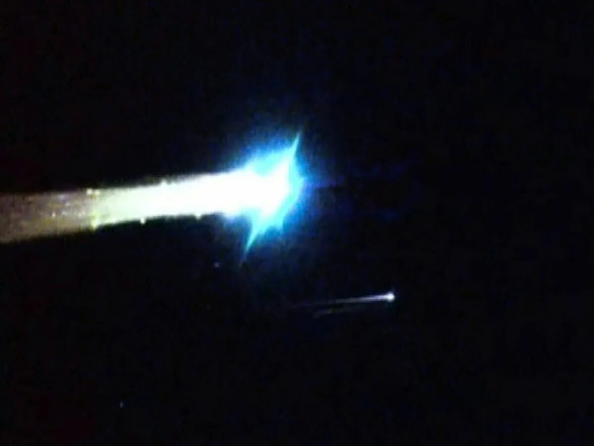 Спутник сгорает в атмосфере. Лазер для метеорита. Спутник сгорает в слоях атмосферы. Астероид.