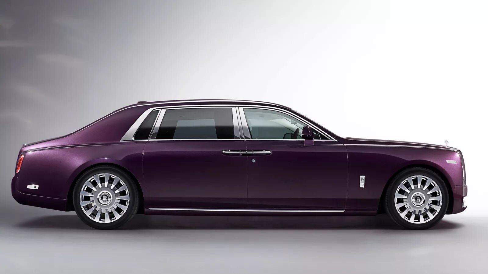 Самый тихий автомобиль. Rolls royce ghost 2022. Rolls royce ghost 2022 салон. Бугатти вейрон. Rolls-royce phantom viii.