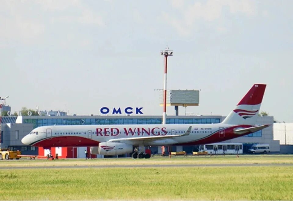 Иртыш авиа. Ssj 100 red wings. Какие самолеты летают в омск. Омск центральный аэропорт. Самолет победа.