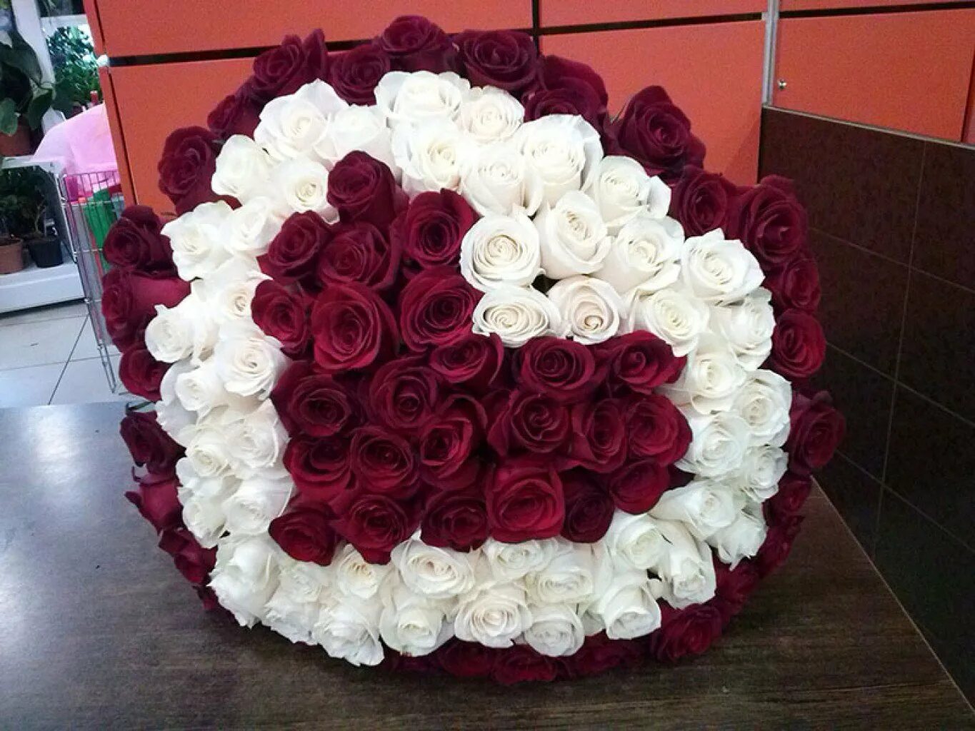 Розы черкесск. Огромный букет. Красивые букеты из 101 розы.
