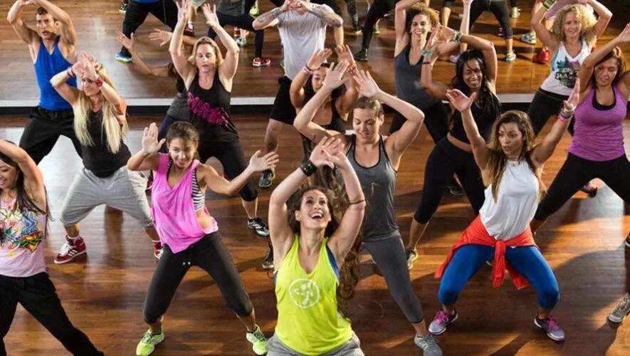 Танцы много людей. Зумба фитнес. Zumba Fitness тренер. Зумба Мытищи.