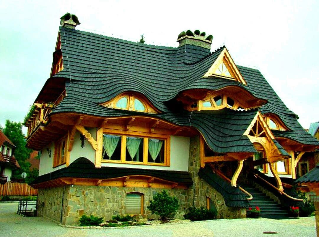 Роспись фасада. Сказочные домики интересной формы. Etam cru стрит арт. Дом башмак в пенсильвании. Креативные названия домов.