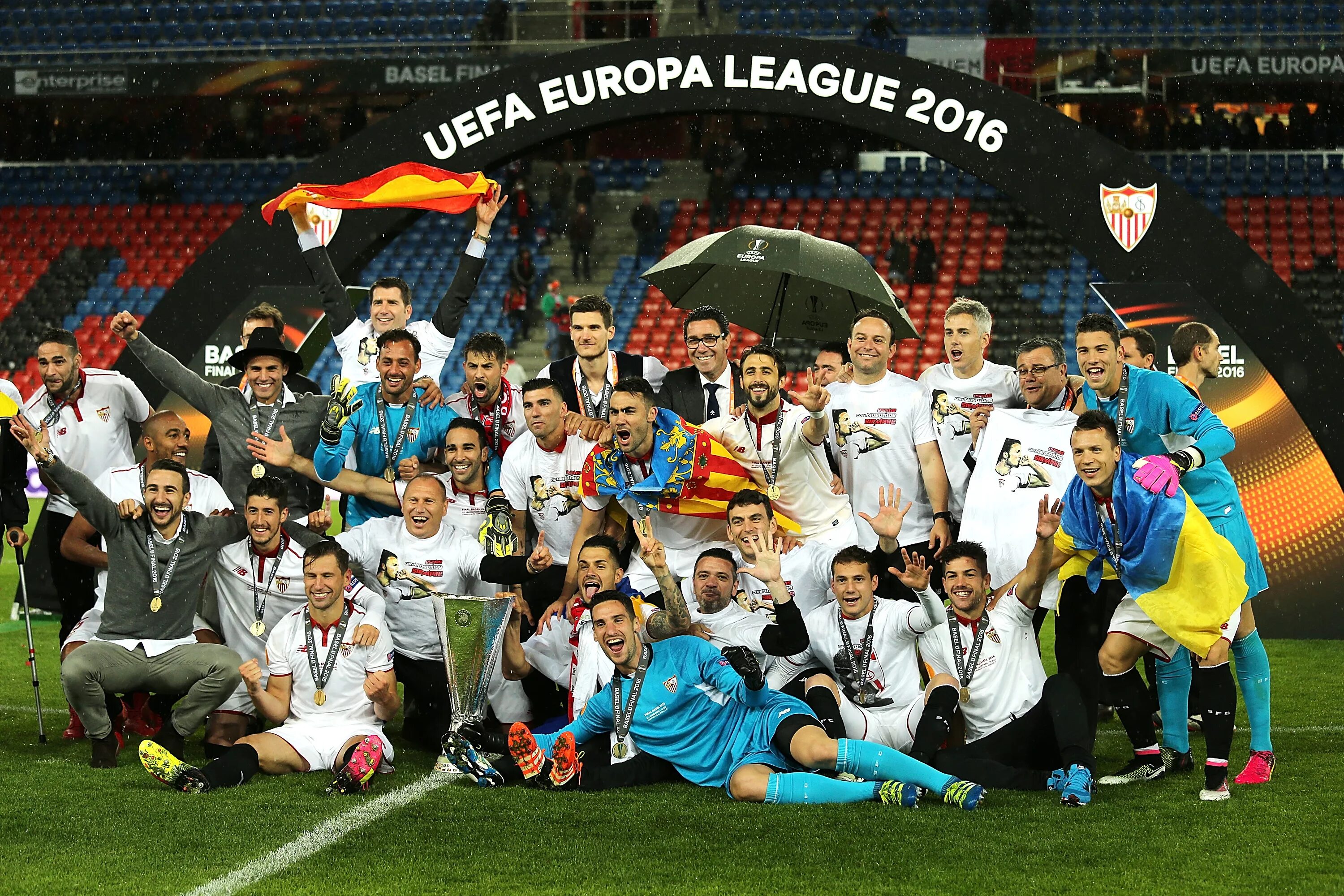 Европа 2015 год. Севилья Кубок УЕФА. Севилья UEFA Europe League. Севилья победитель Лиги Европы. Победитель Лиги Европы 2015.