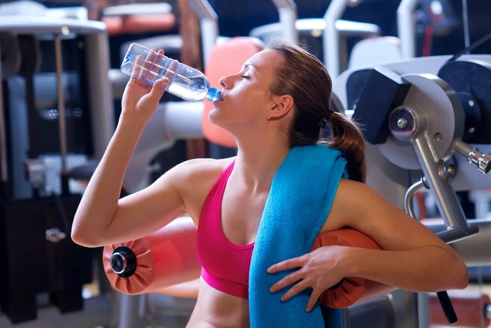 Топ питьевой. Спортсмен с бутылкой воды. Девушка пьет воду на тренировке. Заниматься спортом. Спортсмен пьет воду.