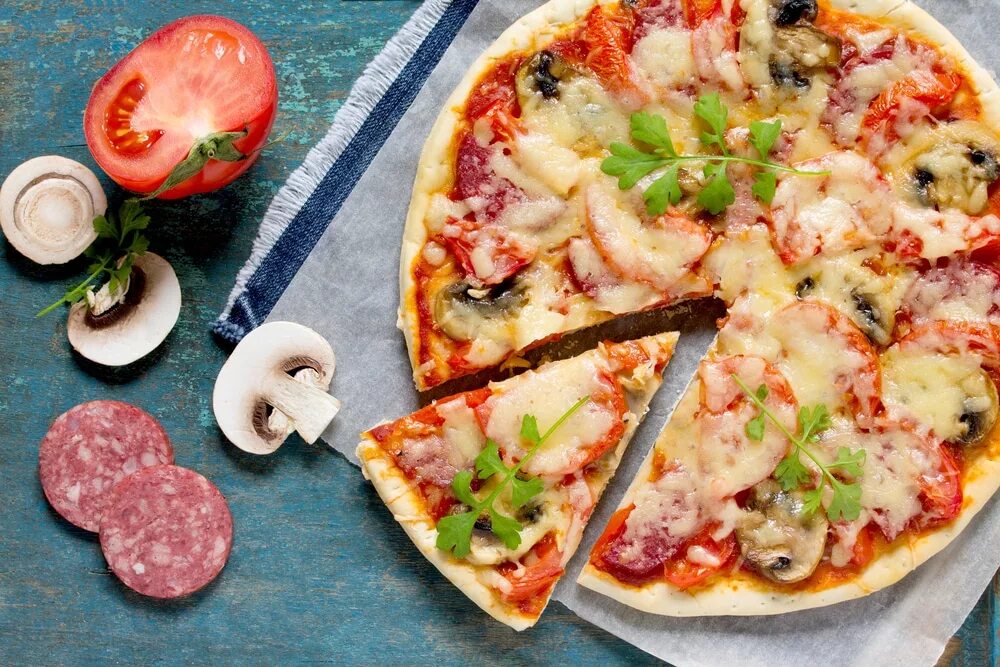 Начинка для пиццы. Пицца с колбасой. Пицца салями. Пицца с помидорами. Пицца с сервелатом.