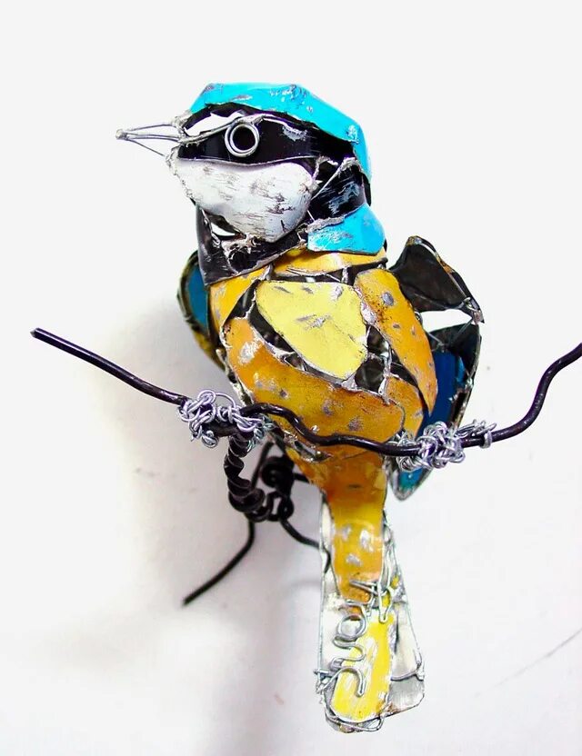 старые заводные игрушки. жестяные птицы. заводные механические птички. птица из мусора. изделия из отходов.