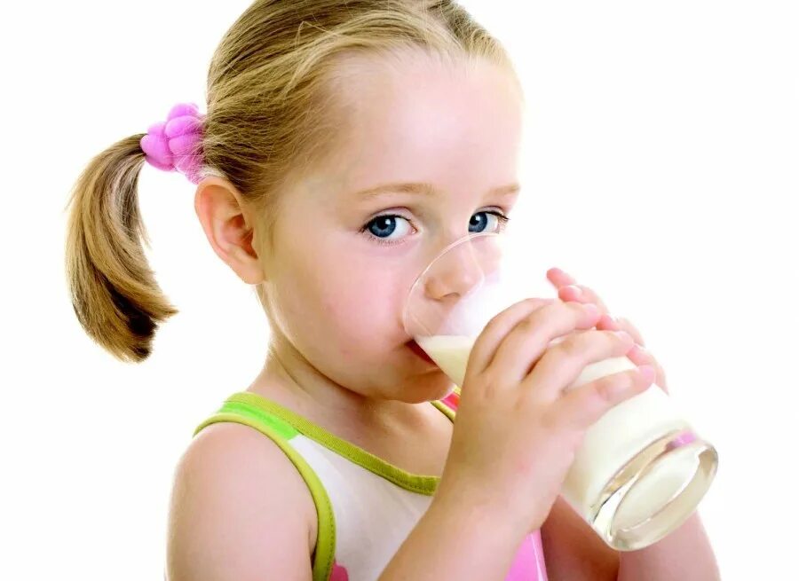 Мама молока пить. Девочка пьет молоко. Ребенок пьет молоко. Питье малыш. Молоко для детей.