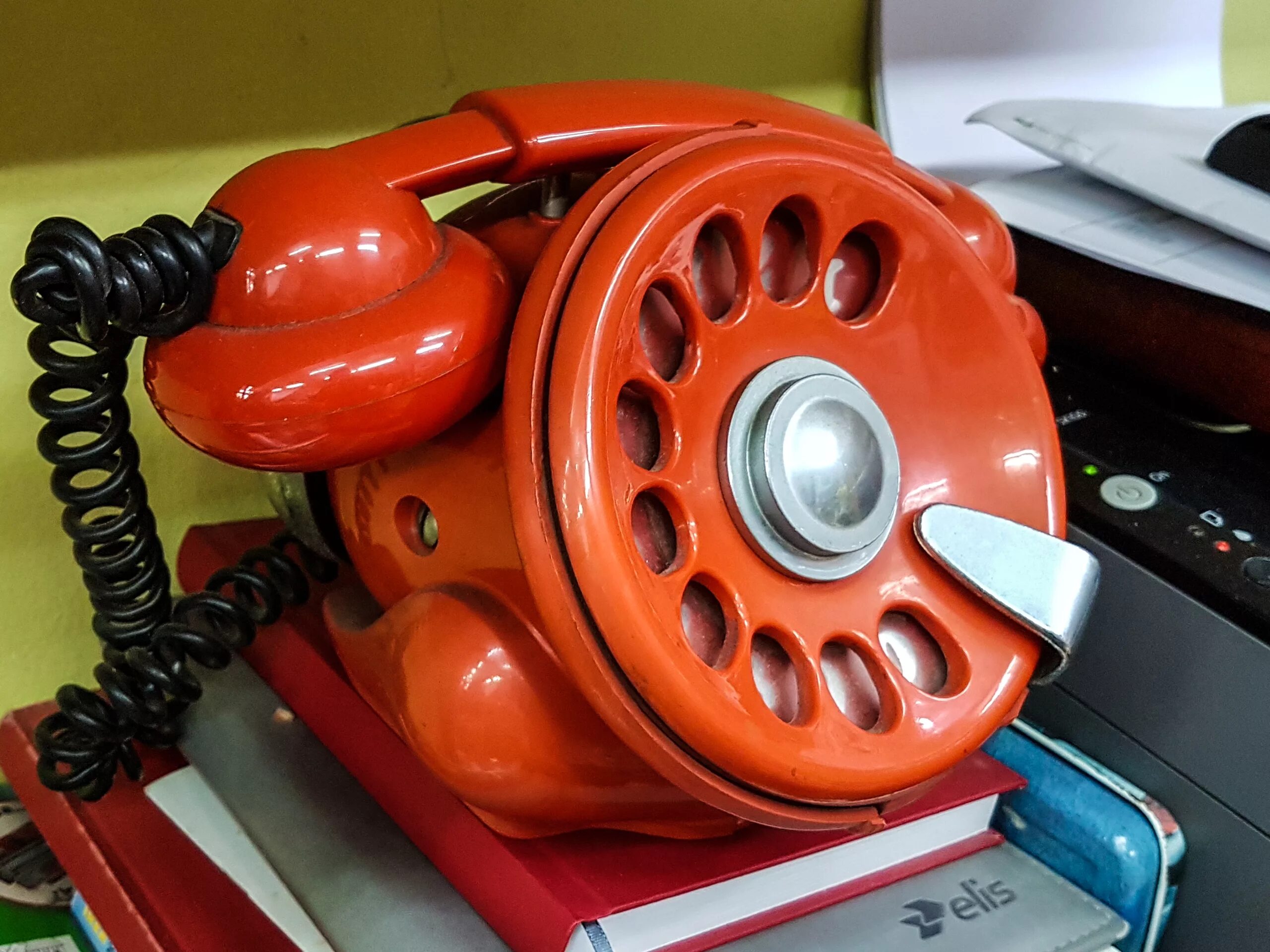 день рождения телефонного аппарата. включи зазвонит телефон. телефонная трубка. телефон иллюстрация. мультик маша и медведь.