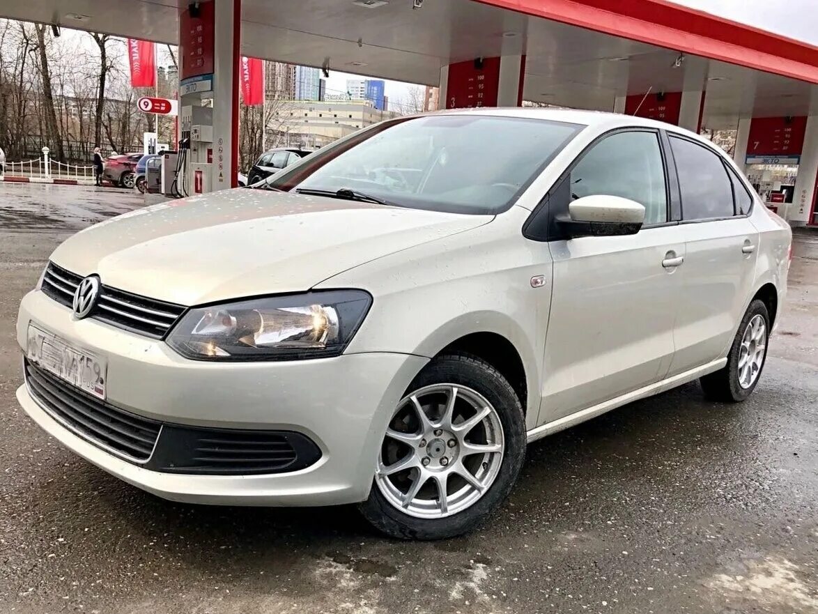 Vw polo 105 л с. Поло 2012 седан 1.6. Фольксваген поло 2012. Volkswagen Polo 2012 1.6 at 105 серебристый. Фольксваген поло 2012г.