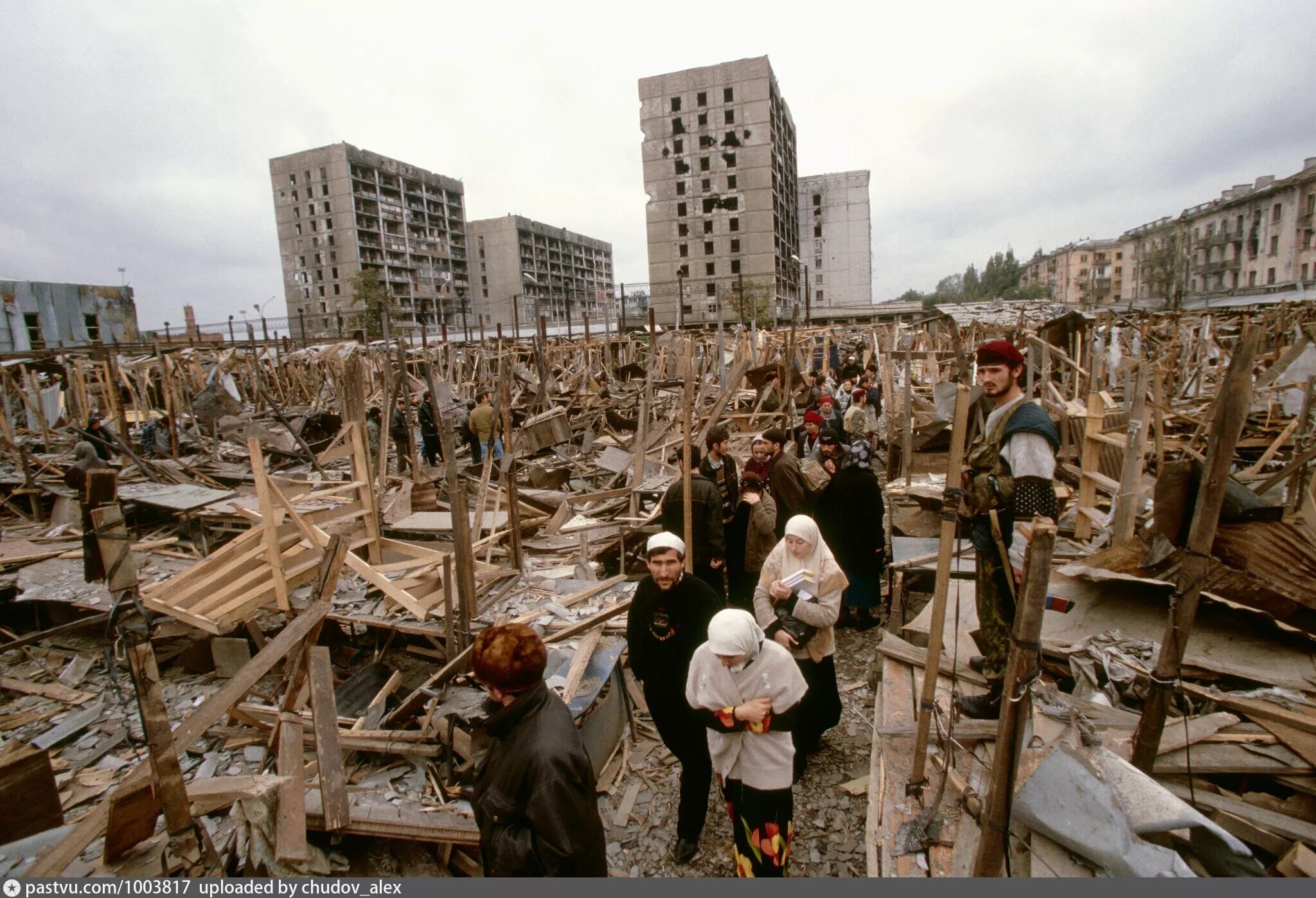 Разрушенный рынок. Ракетный удар по рынку Грозного 21.10.1999. Чечня город Грозный 1999. Бомбардировка рынка Грозного 1999. Бомбардировка Чечни 1999.