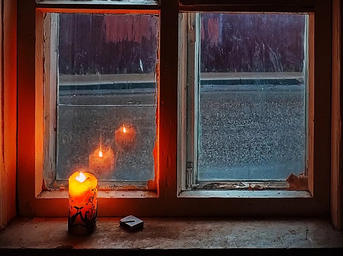 Немного теплее за окном. Окно вечер. окно ночью. зимний вечер за окном. зимнее вечернее окно.