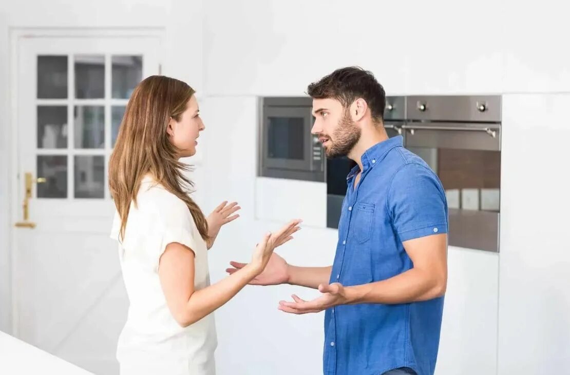 Пара спорит. Мужчина и женщина спорят. Пара спорит на кухне. Супруги спорят. Спорить с женщиной.