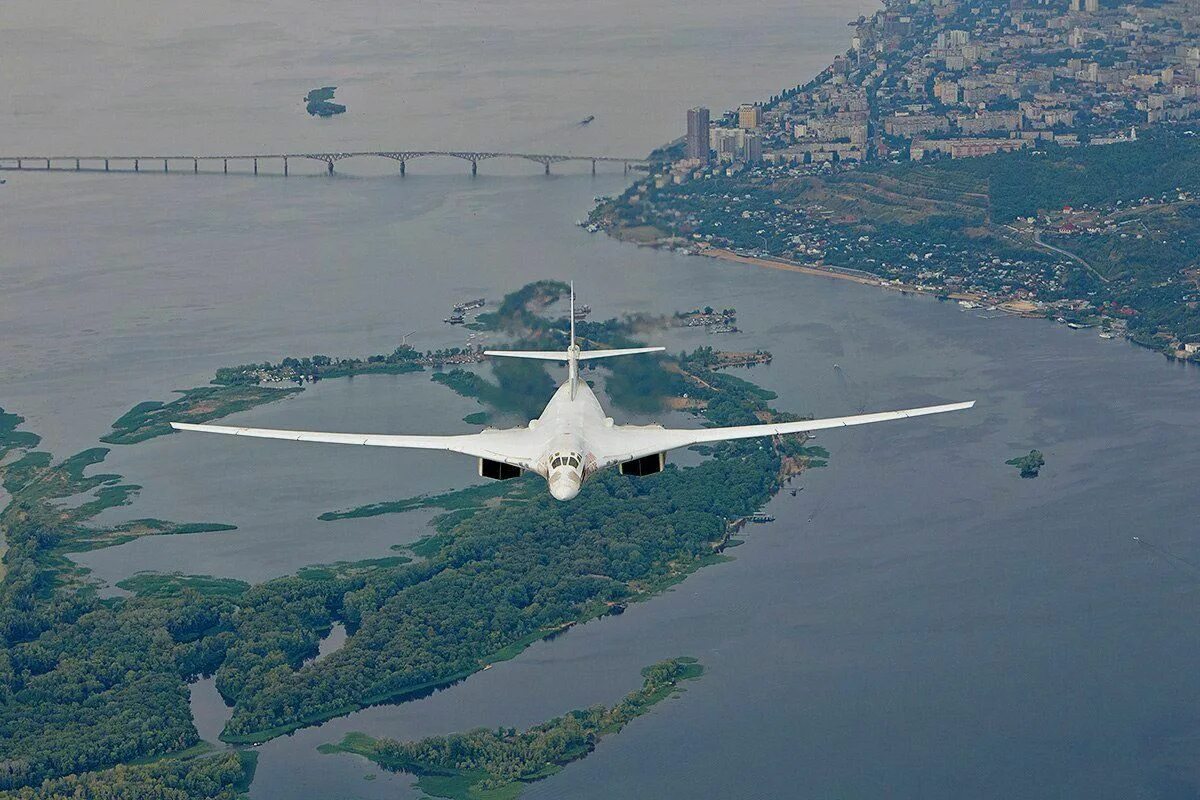 Ту-160 белый лебедь. Белый лебедь самолет ту 160. Туполев 160. Tupolev tu-160. Белый лебедь высота