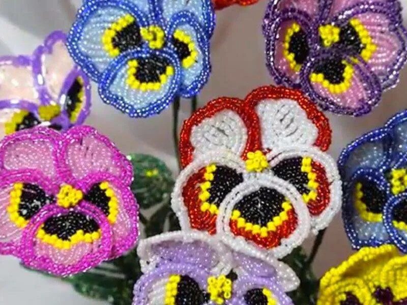 Анютины глазки бисером мастер класс. Анютины глазки из бисера. Бисероплетение анютины глазки. Бисер цветы анютины глазки. Анютины глазки из бисера.