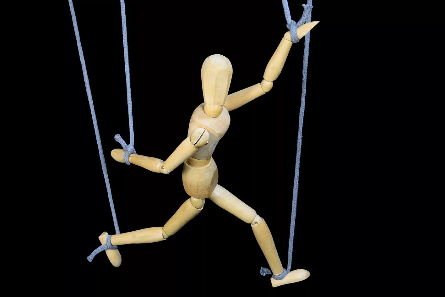 Кукла на веревочках. Кукловод и марионетка референс. Кукла на веревках. Кукла-марионетка для рисования. Старинные куклы марионетки.