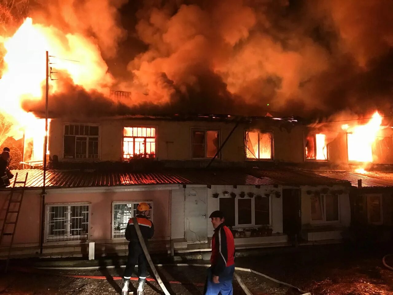 Чп дома. Пожар в жилом многоквартирном доме. Куйбышева 83 самара. Пожар на дианова омск сегодня. Николаева 89 марпосад.