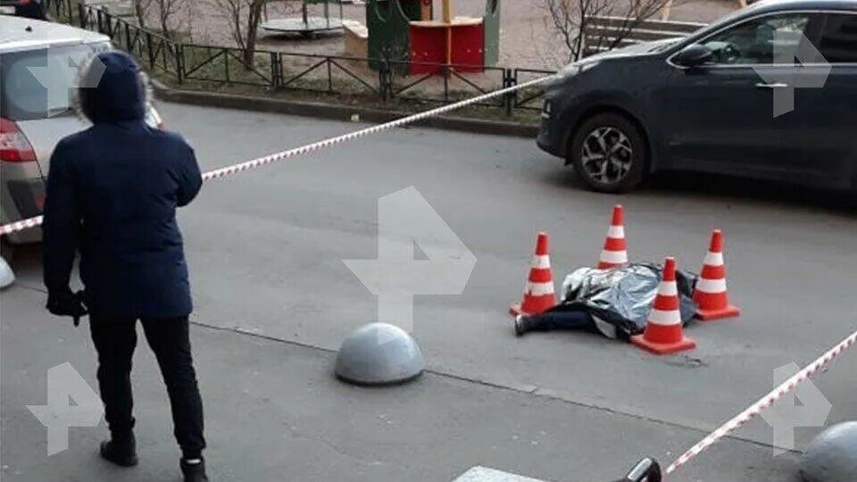 Девушка разбилась песня. Девочка упала из окна на туристской улице. Упала с 12 этажа девушка Санкт-Петербург.