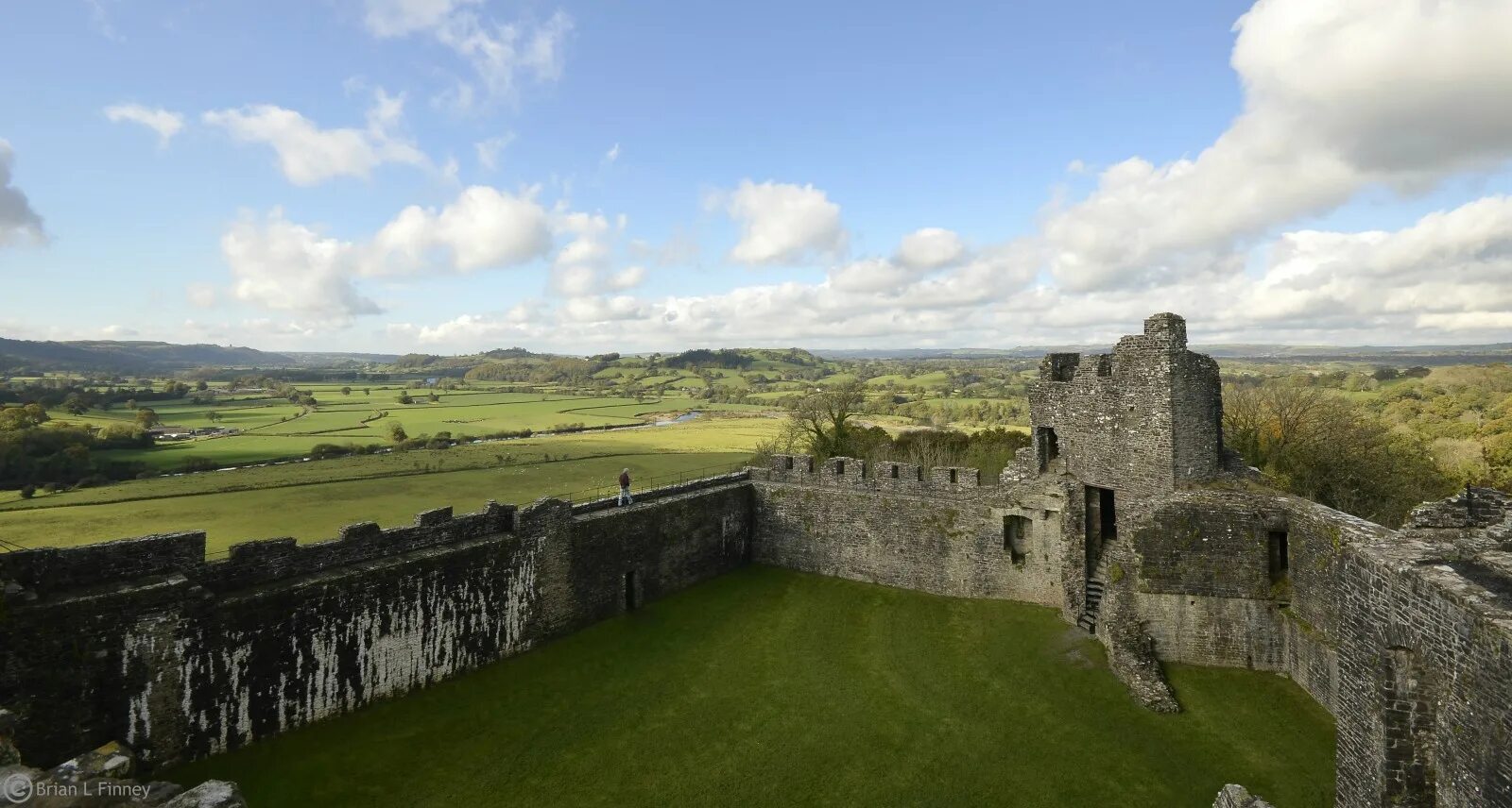 Уэльс замок кармартен. Уэльс замок кармартен. Замок диневур. Графство руссильон. Замок кармартена.