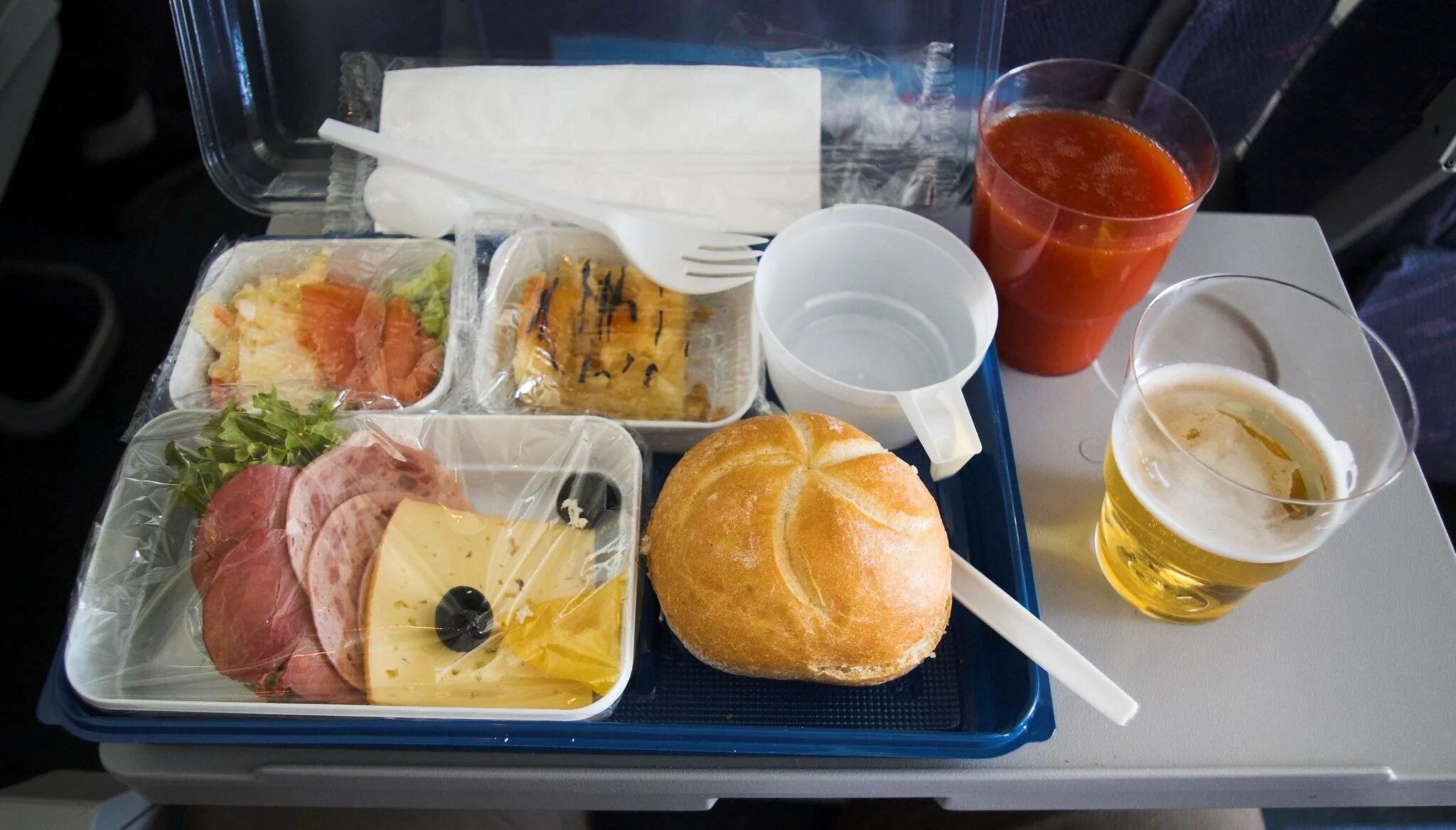 Сколько раз кормят в поезде. Еда в самолете. Обед в самолете. Перекус в самолет. Обед в дорогу.