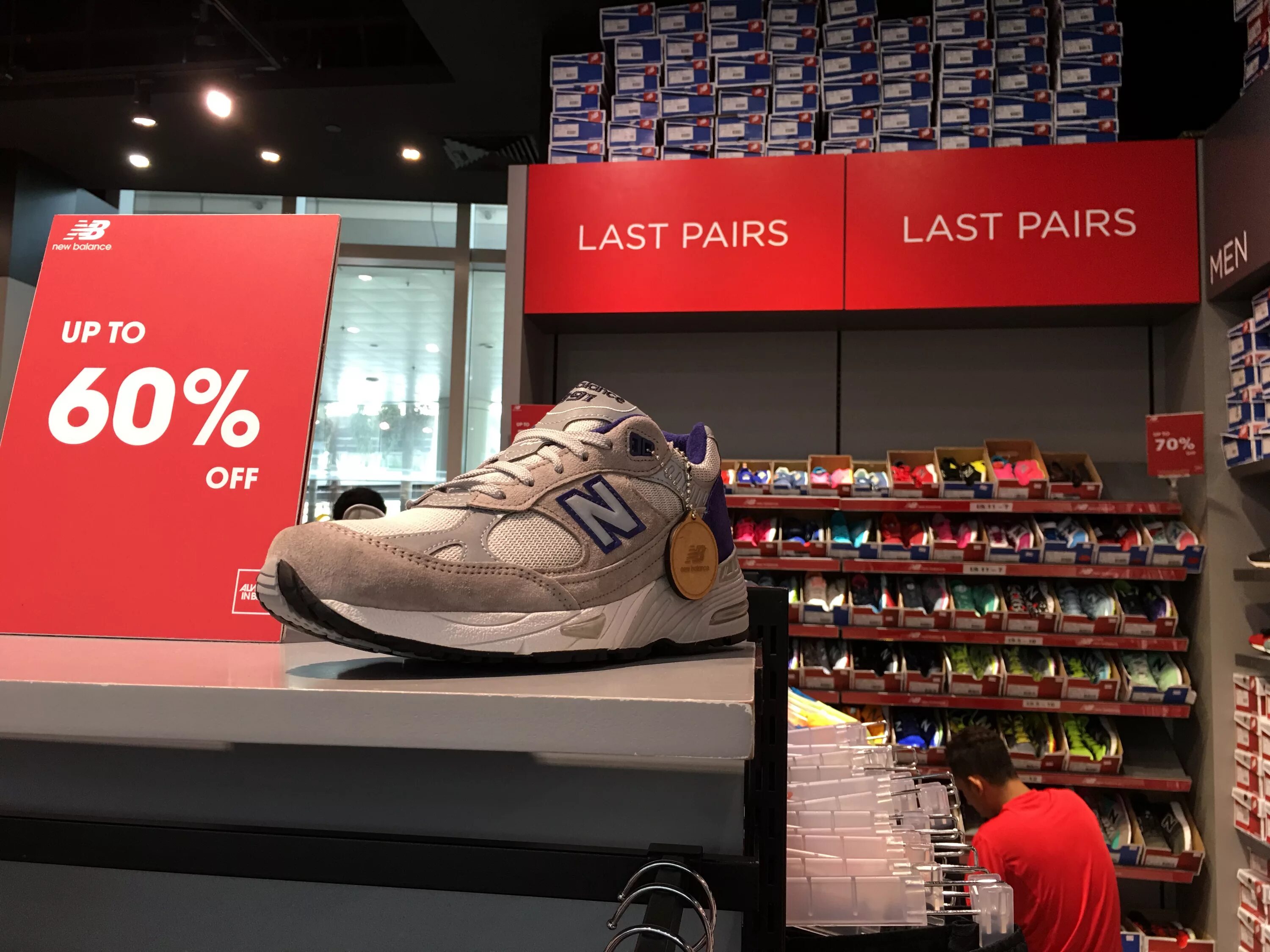 Ламода аутлет интернет магазин. Аутлет New Balance в Москве. Outlet интернет магазин. New Balance Outlet реклама. Нью баланс в Пулково аутлет.