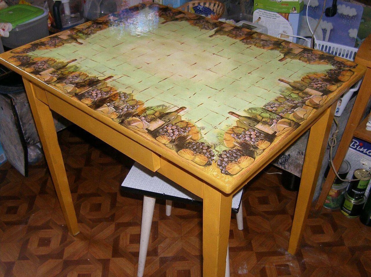 Декор старого стола. Стол для кухни декупаж. Обклеить кухонный стол. Реставрируем старый кухонный стол. Реставрированный круглый стол.