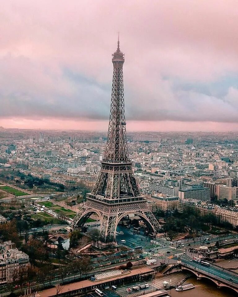 Город где башня. Эйфель башня. Эйфелева башня в Париже. Эльфовой башни в Париже. Башня сен Мерри Париж.