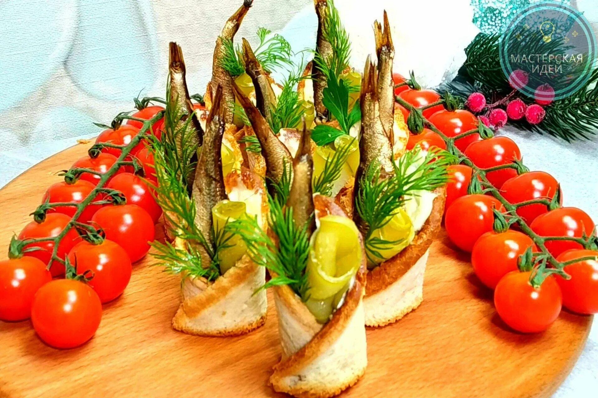 Тартинки со шпротами. Закуска со шпротами в конвертиках из хлеба. Шпажки со шпротами. Закуска из шпротов на праздничный стол. Тапас со шпротами.