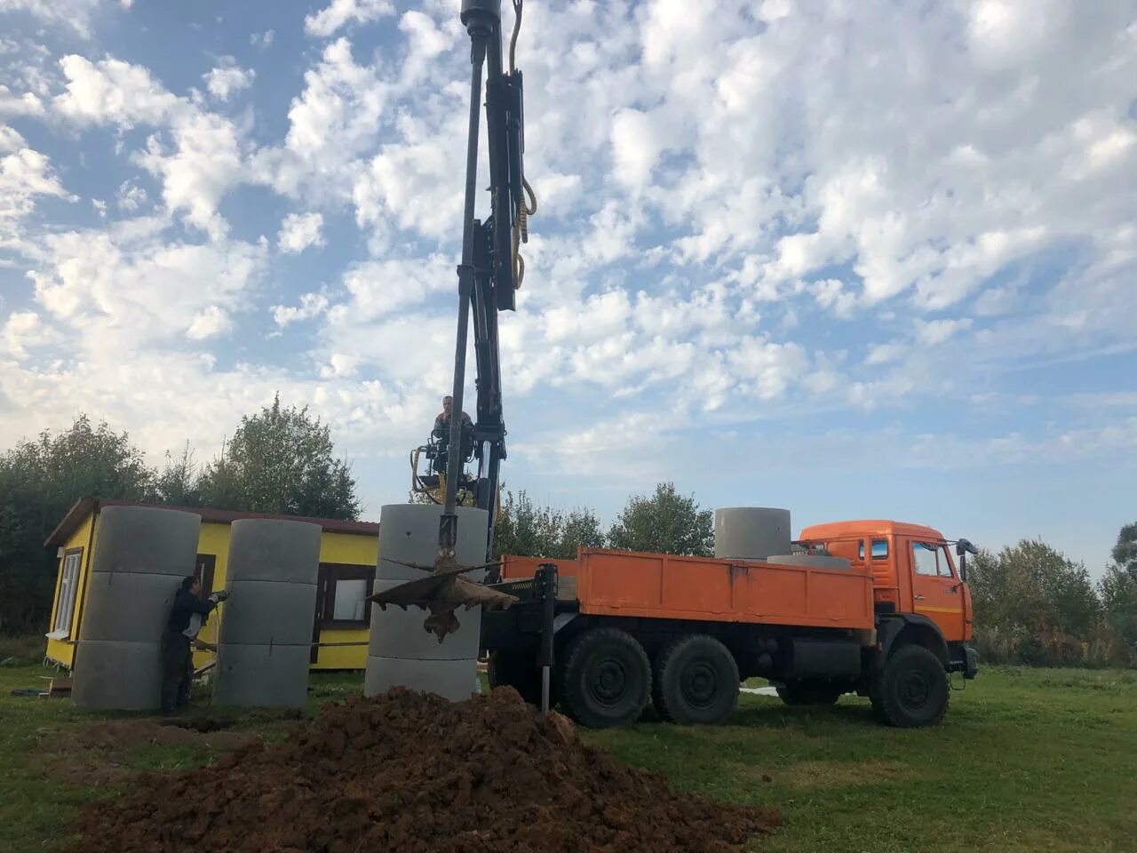 буровая для колодцев. копка бурение колодцев. ямобур для колодцев. бурение колодцев машиной под кольца. машина для копки колодцев.