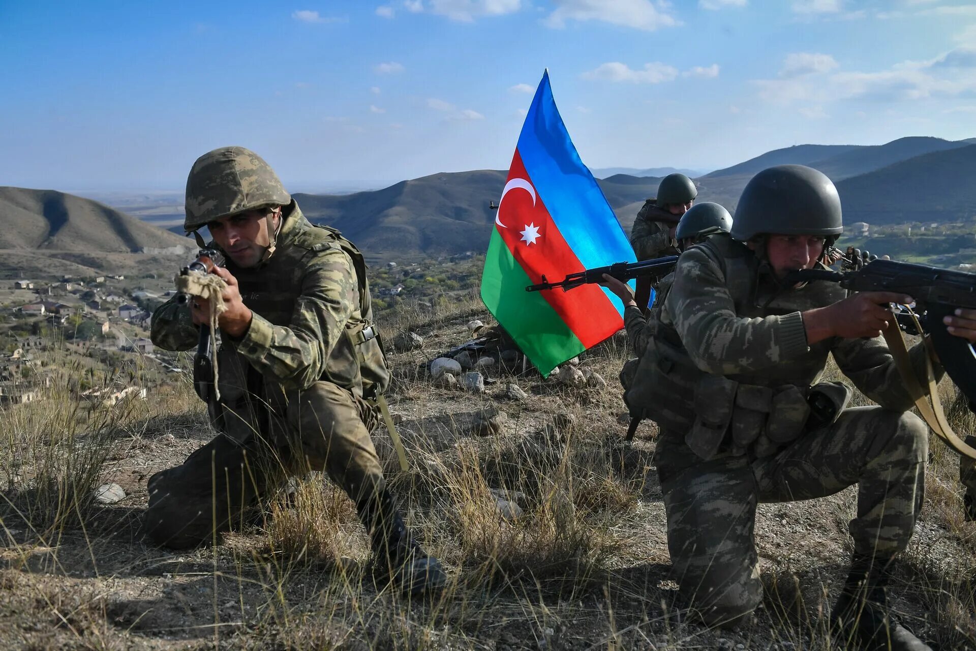 Азербайджан нападет на армению. Солдаты Азербайджана Карабах. Азербайджанские военные в Карабахе. Азербайджанские солдаты в Карабахе 2020. Азербайджан Карабах 2020.