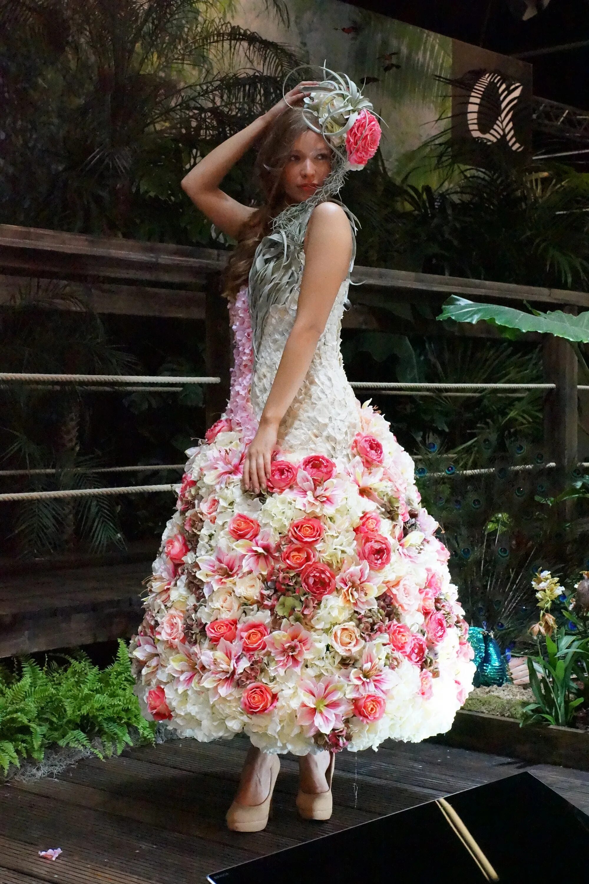 Девушек украшают цветы. Платье из цветов. Свадебное платье с цветами. Платье украшенное цветами. Флористические платья.