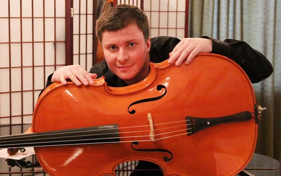 2cellos степан хаузер. Братья виолончель. Два парня на виолончелях 2cellos. 2cellos. Эдуард мансырев виолончель.