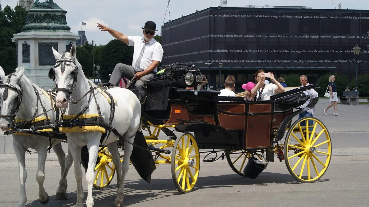 мальта конные экипажи. омнибус на конной тяге. дилижансы и омнибусы. запятки кареты. конный экипаж букв сканворд.