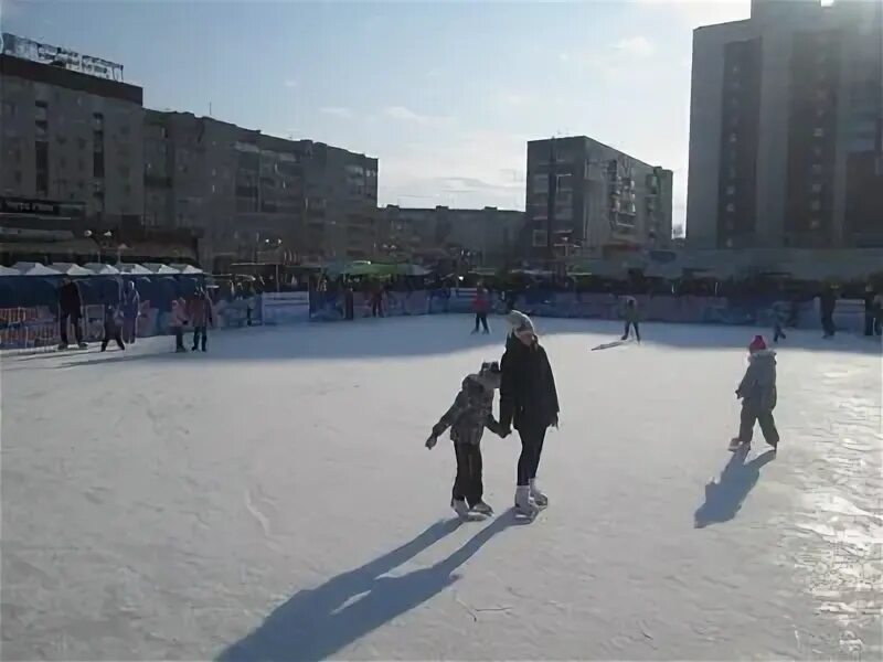 Каток череповец алмаз. Городской каток Череповец. Алмаз Череповец каток. Центральный городской каток Череповец. Череповец каток Ледовый.