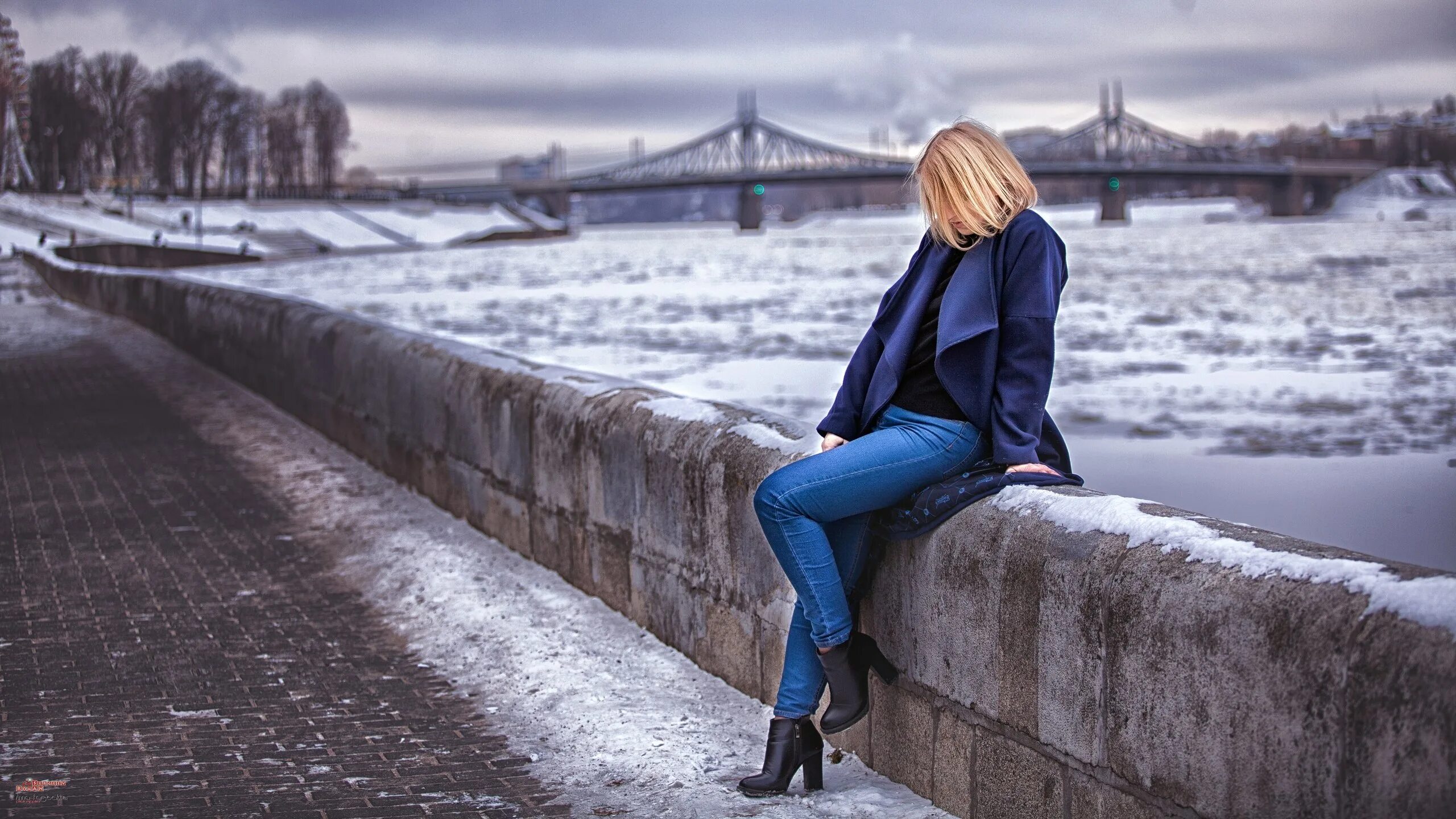 Фотосет в пальто. Девушки город светлый. Девушка в черном платье. Девушки город светлый. Девушки город светлый.