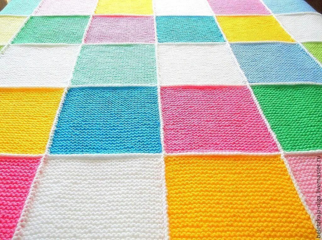 детский плед спицами из квадратов. вязаный плед квадратами. вязаный плед квадратами. детский плед из бабушкиных квадратов. пледы детские квадратами.