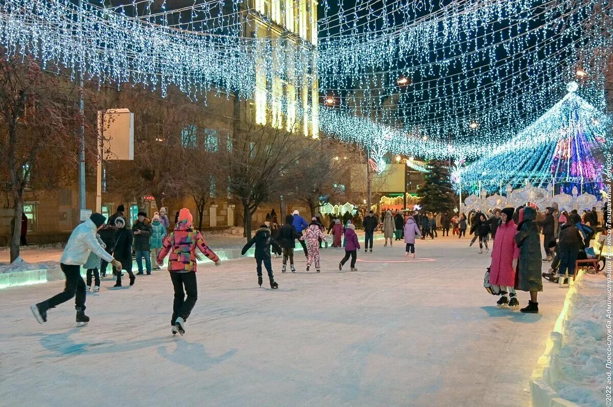 Каток фотеевский нижний тагил. Каток уралец нижний тагил. Ледяной каток. Ледовый городок нижний тагил. Каток юность нижний тагил.
