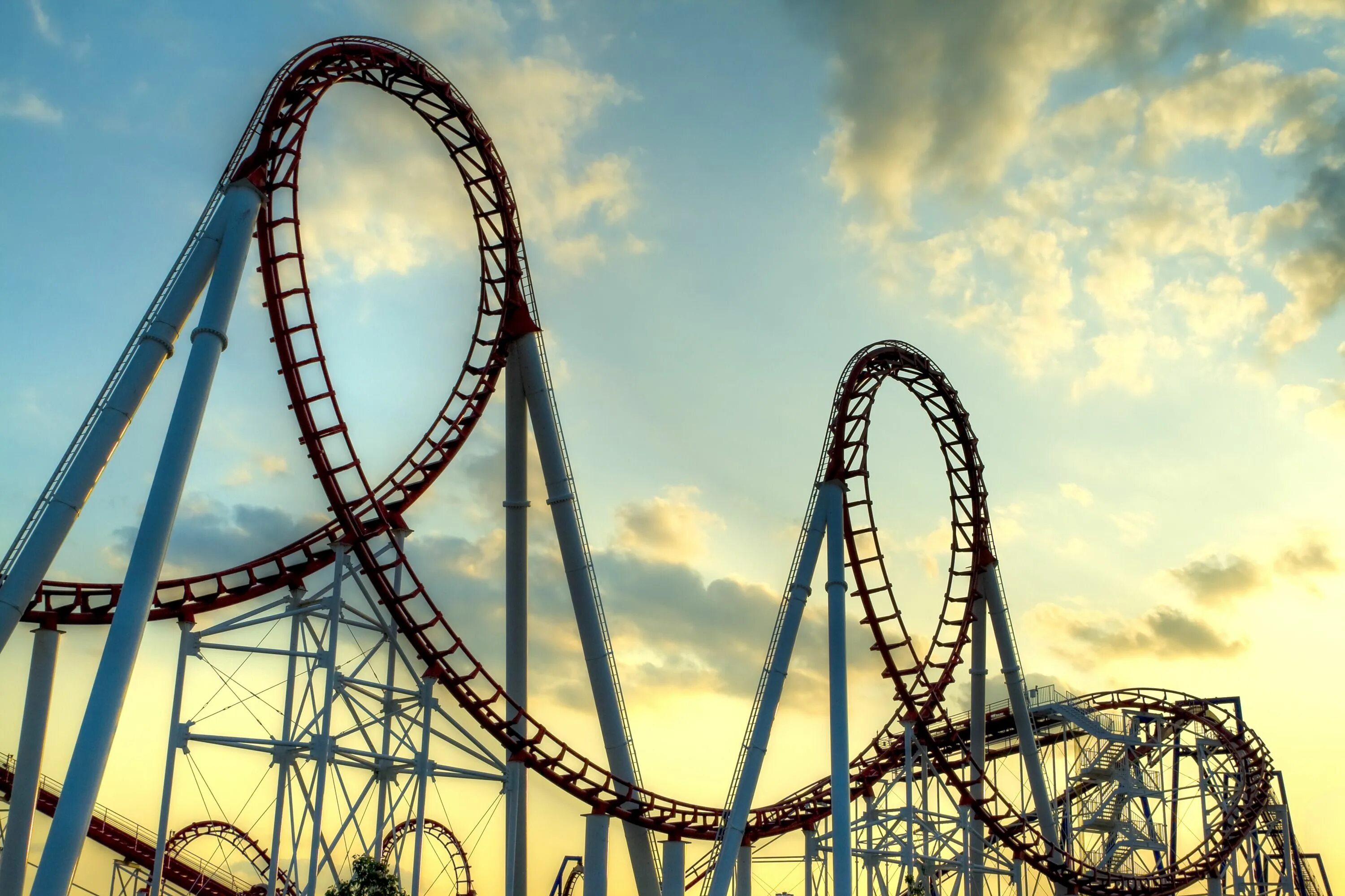 Американская горка кингда ка. Горки в roller coaster world. Джон тейлор американские горки. Американские горки блю фаер. Американские горки в москве.