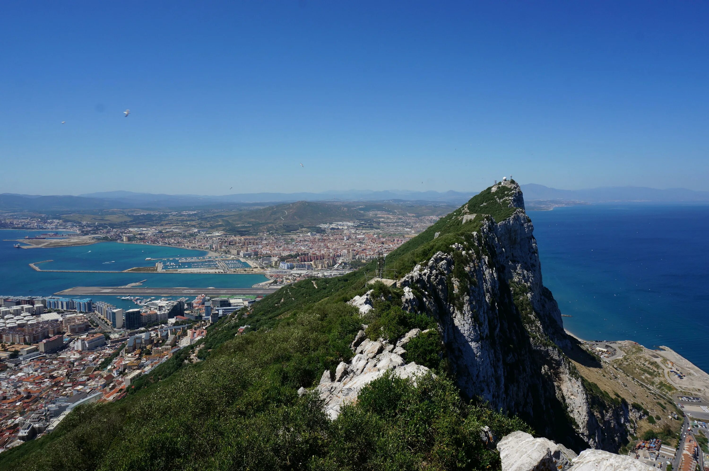 Гибралтарский пролив геркулесовы столбы. Гибралтар город скала. Гибралтарская скала гибралтар. Гибралтар испания. Гибралтар геракловы столпы.