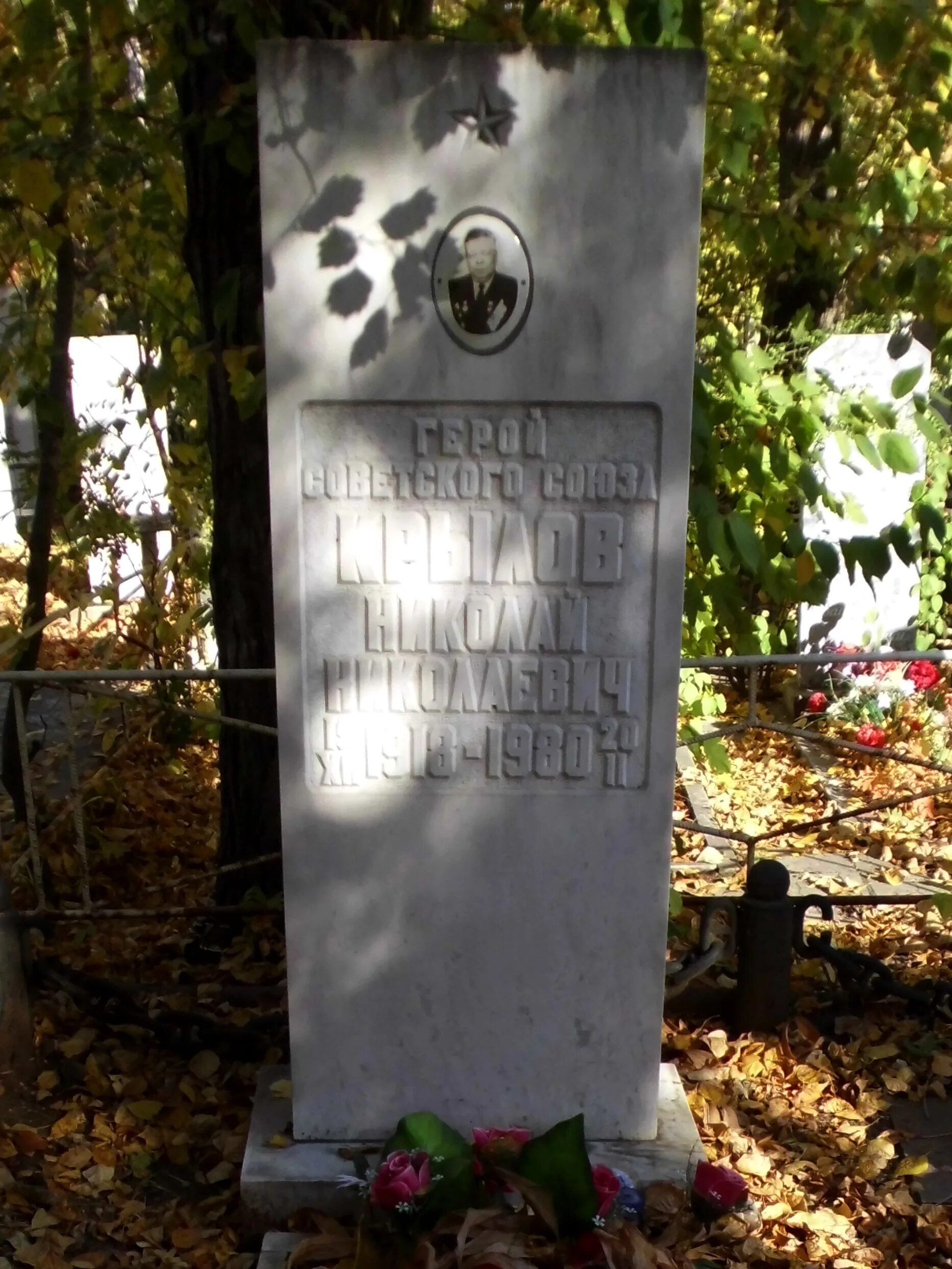 Могила крылова. Крылов могила. Могила Крылова в Санкт Петербурге.