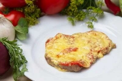 Свинина с чесноком сыром и помидорами