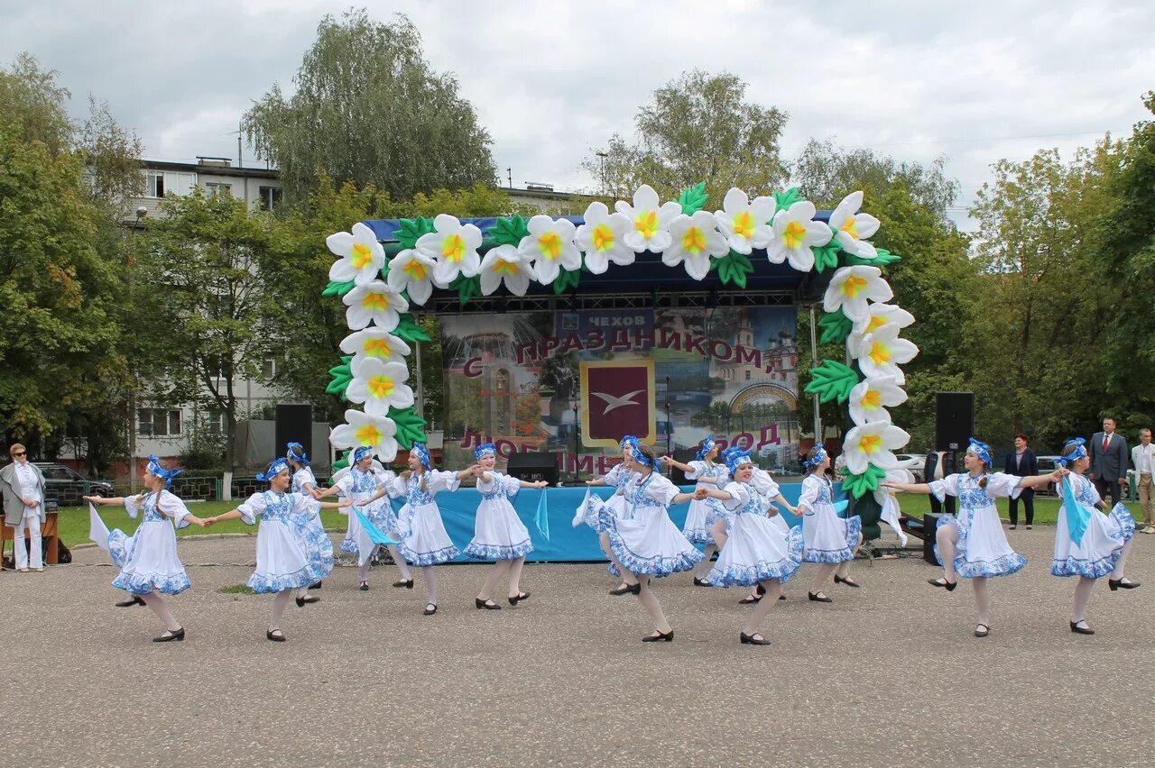 Елка в мелихово. Город чехов советская площадь. Чехов советская площадь день города. Чехов город 9 мая. Парк венюково чехов.