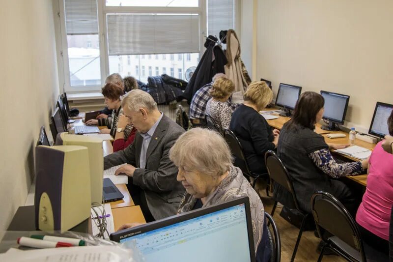 Пожилые люди. Обучение компьютерной грамотности пенсионеров. Пожилой человек за компьютером. Пенсионер за компьютером. Образование для пожилых.