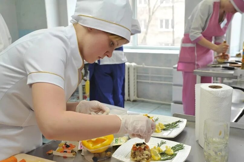 Повар в холодный цех. Студенты повара на практике. Повара в холодном цехе. Помощник повара. Поварская практика