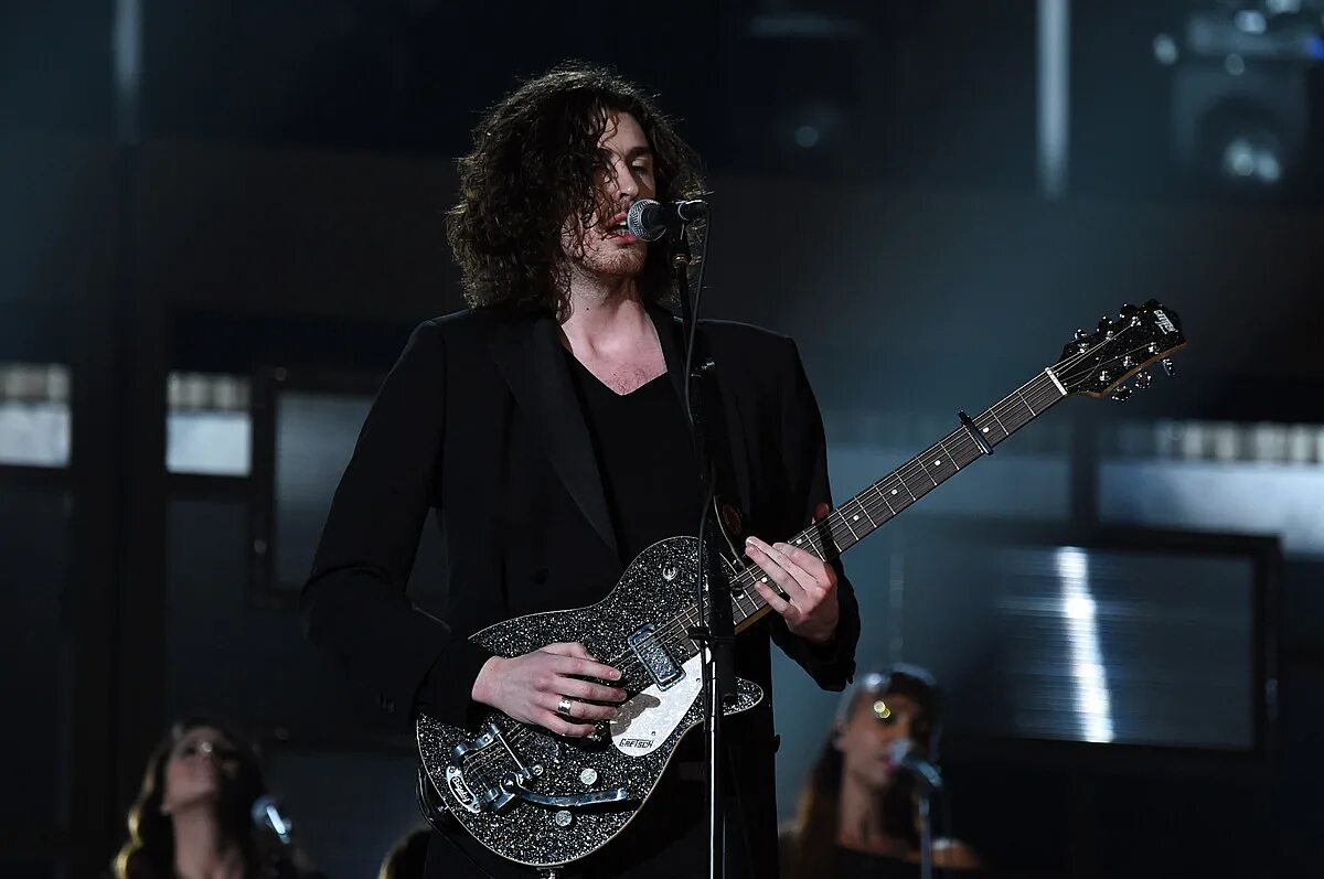 Hozier song перевод. Hozier с короткой стрижкой. хозиер с гитарой. hozier и его девушка. хойзер песни.