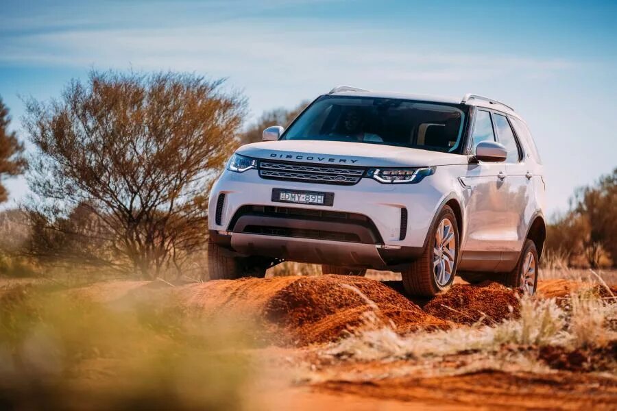 Дискавери выпуски. Ленд Ровер Дискавери 2017 года. Land Rover Discovery 2017 года. Land Rover Discovery 5 HSE. Ленд Ровер Дискавери 2016г одобрение.