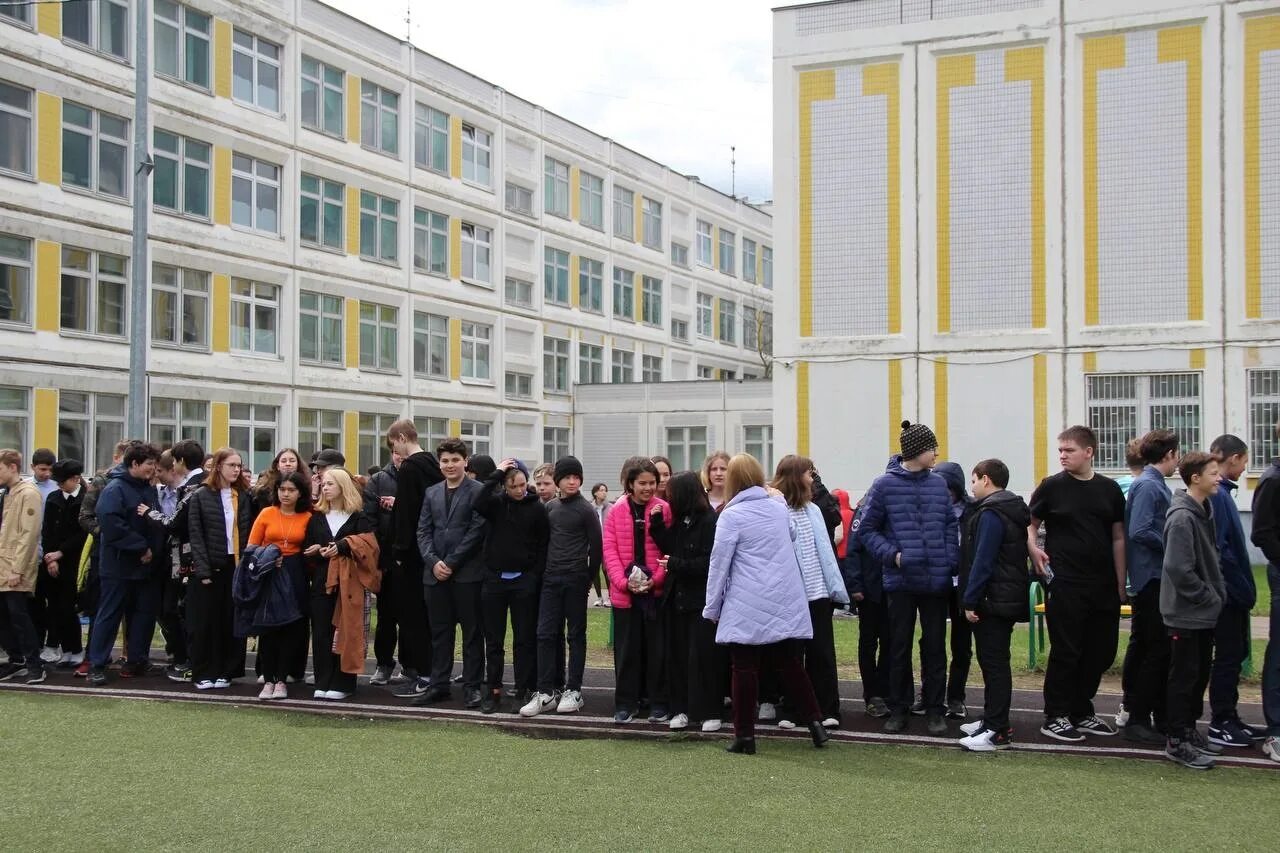 Угрозы школам новосибирска. Эвакуация в школе. Эвакуация из здания школы. Минирование школ. Учебная эвакуация в школе.