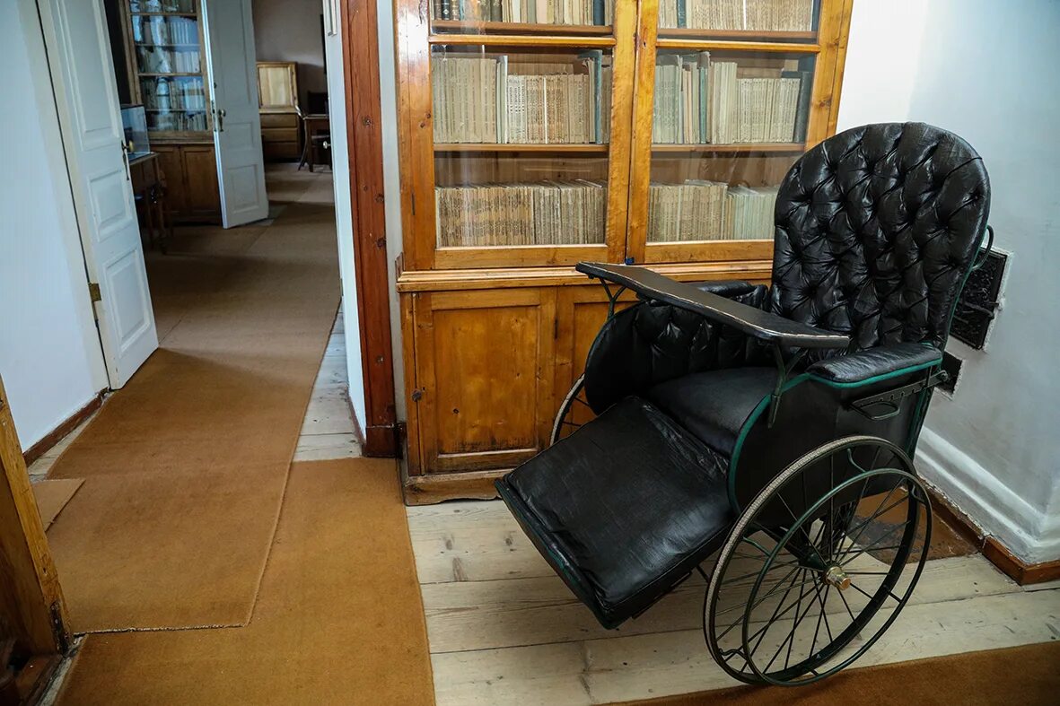 Толстой с палкой стул. Палка-стул льва толстого. Стул толстого. Трость льва толстого стул. Палка-стул льва толстого.