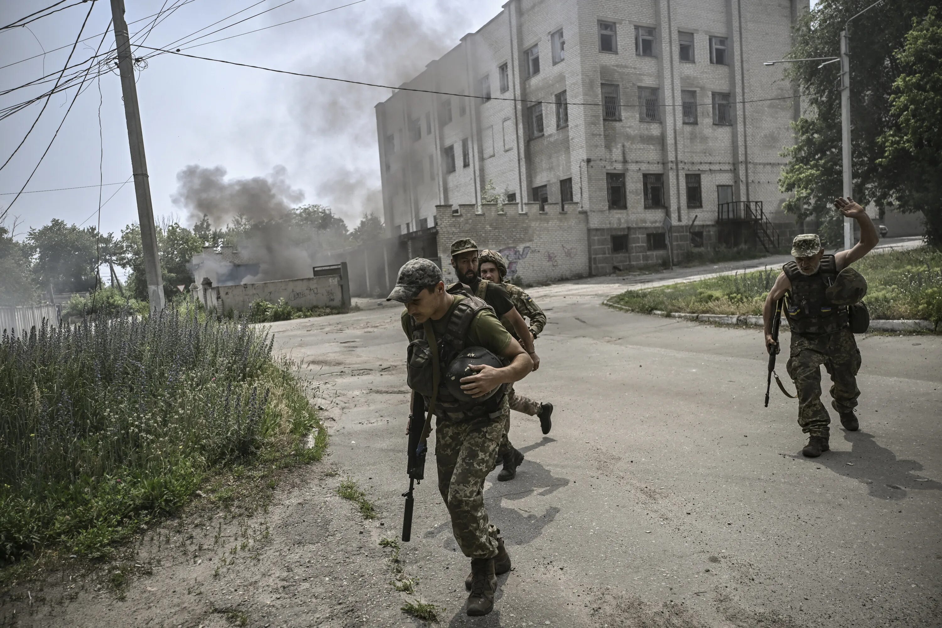 Новости украины сегодня хроника боевых действий. Российские солдаты на Украине. Украинские солдаты бегут. Военные действия.