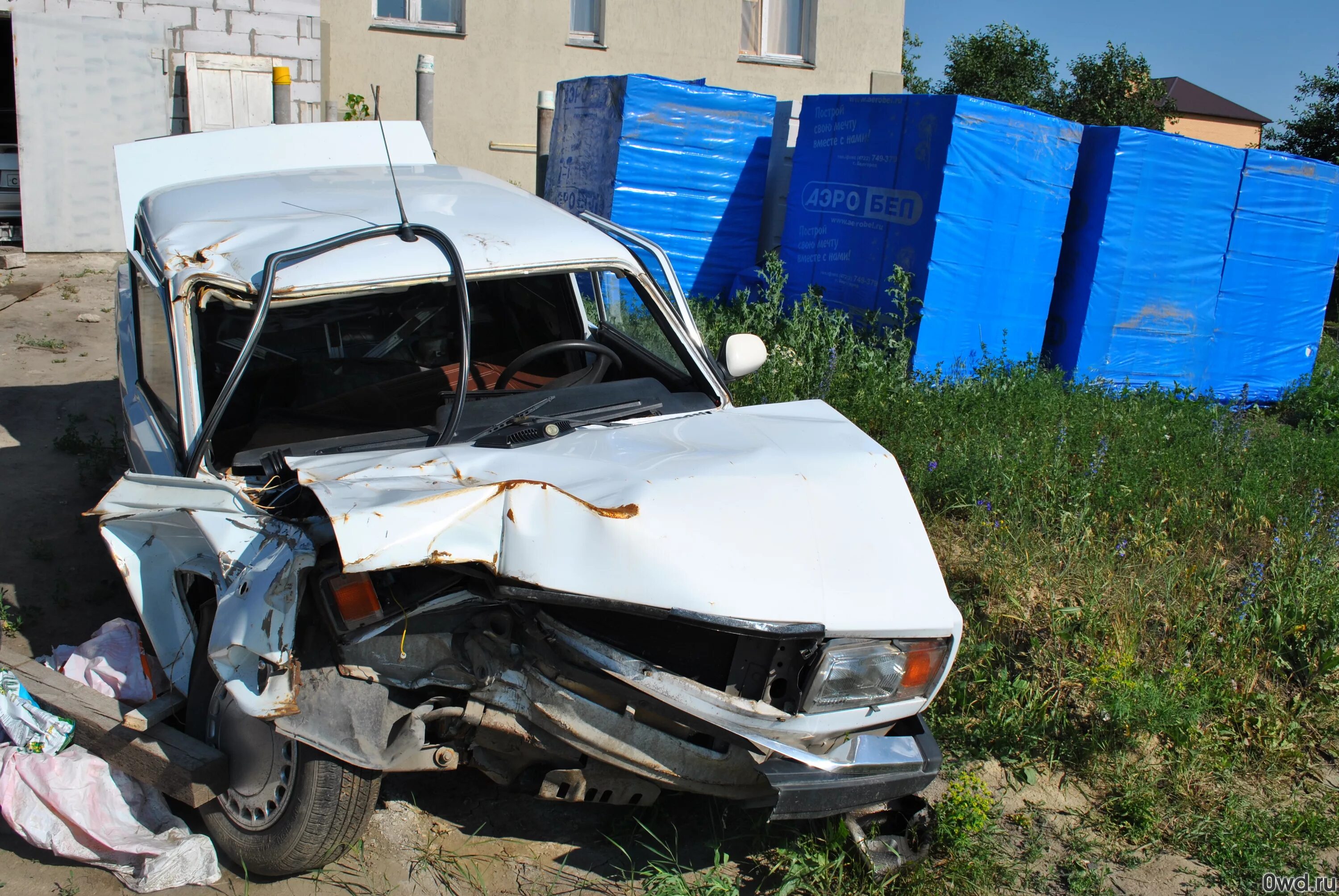 Ваз 2109 перевертыш. Битая 2114 черная. Битая ваз 2112 серебристая. Битый ваз 21099 зимой. Ваз 2107 черная битая.