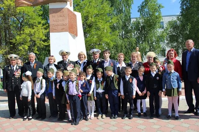 Янтарненская школа имени в в Кубракова. Янтарненская школа Красногвардейский район. Памятники села Янтарное Красногвардейского района Крым. Янтарное Красногвардейский район. Янтарненская школа в в кубракова электронный журнал